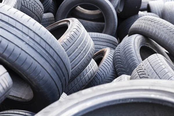 Zásoby starých opotřebovaných pneumatik — Stock fotografie