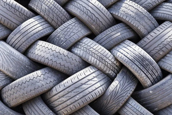 Armazenamento de pneus de carro usados velhos — Fotografia de Stock