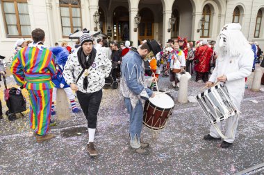 Basel karnaval 2019 renkli karnaval kalabalık