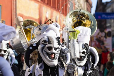 2019 Basel Karnavalı Siyah ve Beyaz Maske