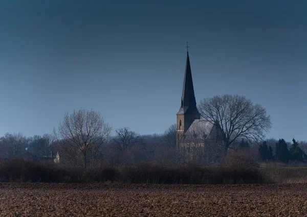 eski kilisenin arkasında güneşli bir günde bir alan