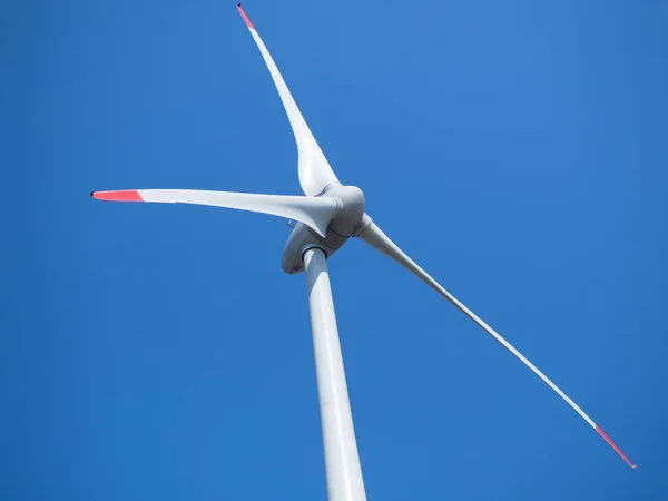 Rüzgar enerji santrali ve mavi gökyüzü bulutlar olmadan