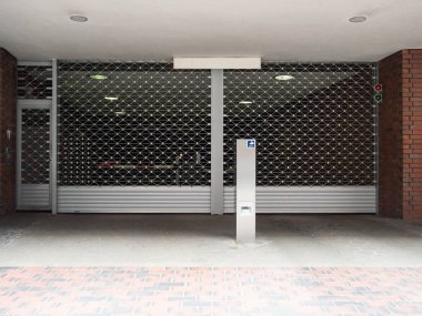 kapalı bir şehirde bir parkhouse girişinden