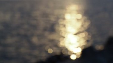 gün batımında suda dans bokeh daireler