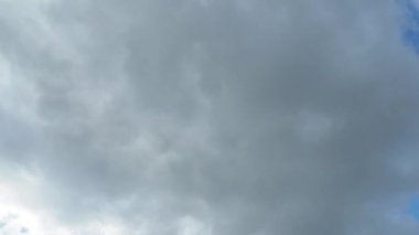 çok bulutlu ve fırtınalı gökyüzü zaman atlamalı