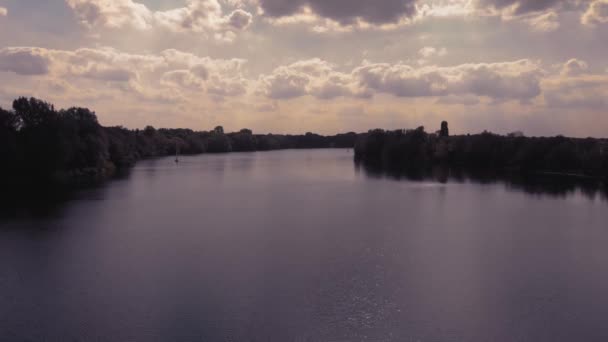 Flyg Över Sjön Reflektioner Solljus Vattnet Och Två Segelbåtar — Stockvideo
