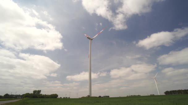 Вітрові Турбіни Лінії Електропередач Зелені Луки Блакитного Неба Великими Хмарами — стокове відео
