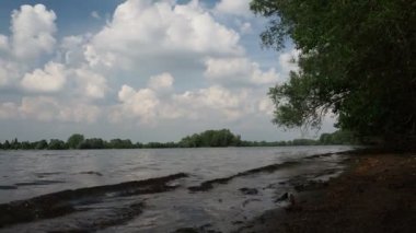 göl güneşli bir akşam üzerinde büyük bulutlar