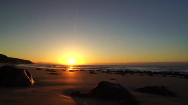 Yalnız güneş doğarken esquinzo fuerteventura plaj