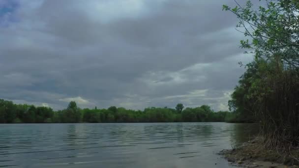 Een Bewolkte Dag Time Lapse Lake — Stockvideo