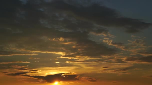 Altın Güneş Batmadan Bulutlu Gökyüzü Timelapse Kesim — Stok video