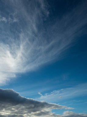koyu mavi gökyüzü ve güneşli bir günde farklı bulutlar