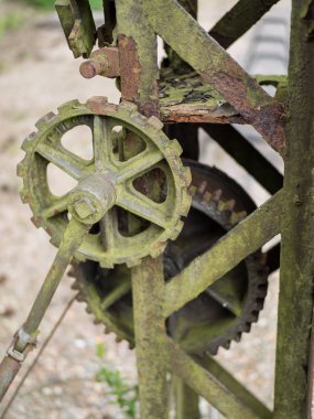 Eski ve paslı demiryolu işaretiyle Almanya'da detay