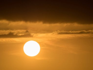 turuncu gökyüzü güneş batmadan ve kara bulutlar yukarıdaki