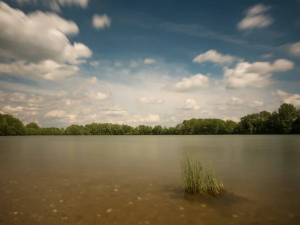 göl ve birçok bulutlar gökyüzü güneşli bir uzun pozlama