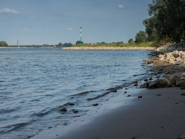 Ren Rees, Almanya yakın Rhine köprü manzaralı kıyısında