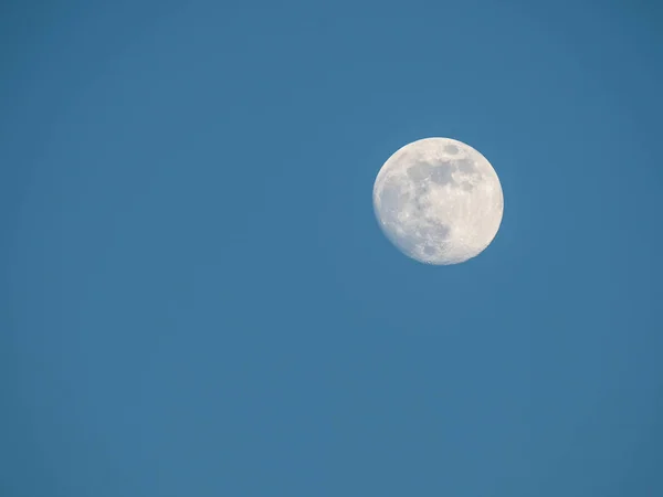 Omgeving Van Volle Maan Wolkenloze Blauwe Hemel Lente Stockfoto