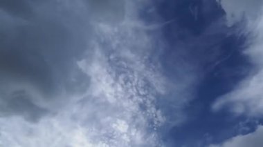 zaman atlamalı tarafından geçen ağır bulutlar