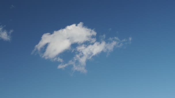 Small Cloud Moving Fast Blue Sky Stormy Afternoon — Stock Video