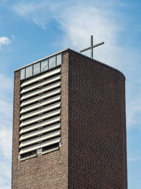 Büyük bir haç, Almanya ile modern kilise kule