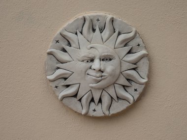 Seramik bir duvar, mallorca sembolü güneş ve ay yapılmış