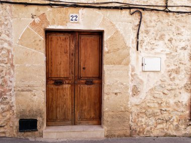 demir kapı kolları ve taştan bir duvar eski ahşap kapı