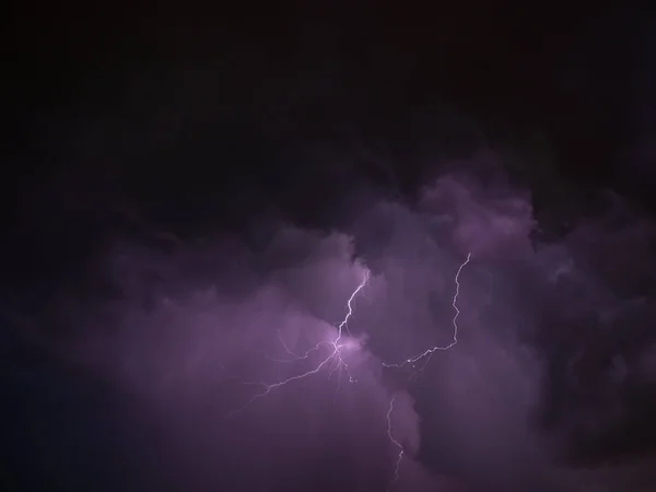 Yaz aylarında fırtına sırasında iki yıldırım ve mor gökyüzü