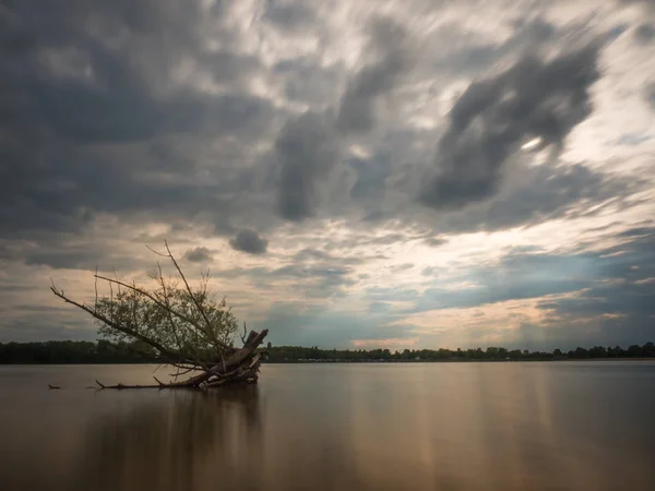 Gün batımı, Güneş bulutların arkasındaki gölde, uzun pozlama