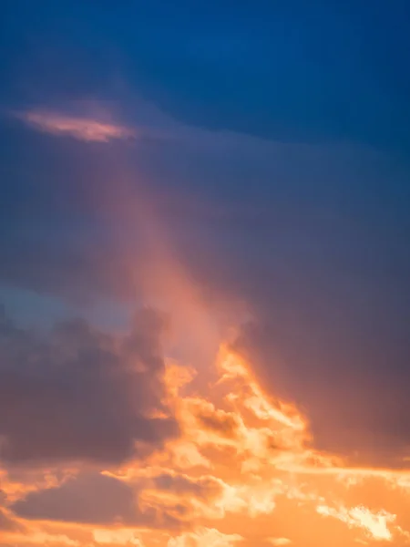 Komt Vuur Uit Wolken Bij Zonsondergang Zonsondergang Rechtenvrije Stockafbeeldingen