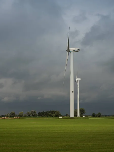 Windturbines Verlicht Door Zonnestralen Dramatische Hemel Een Stormachtige Zomerdag Stockfoto