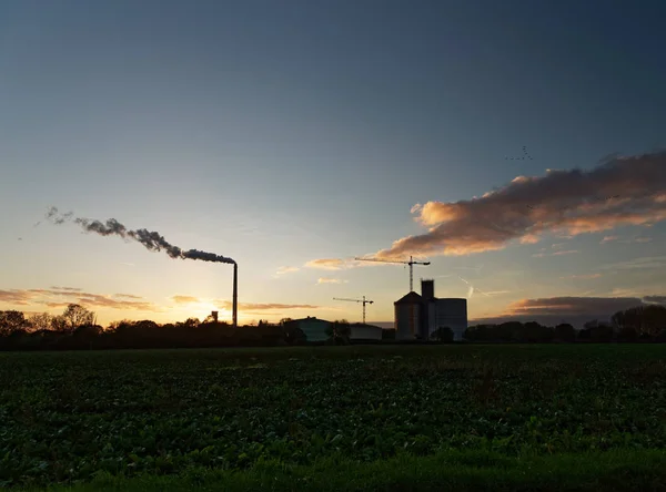 Gün batımında büyük endüstriyel tesis
