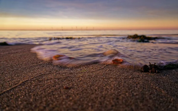 Kuzey Denizi batımında sahilde dalgalar