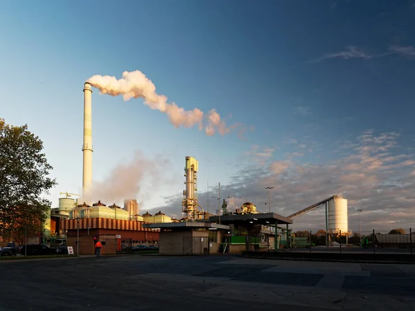 Grote Industriële Plant Bij Zonsondergang Rook Stijgt Van Een Schoorsteen Rechtenvrije Stockfoto's