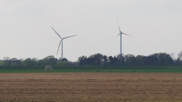 Zwei Windräder Bei Stürmischem Wind Eine Steht Still — Stockvideo