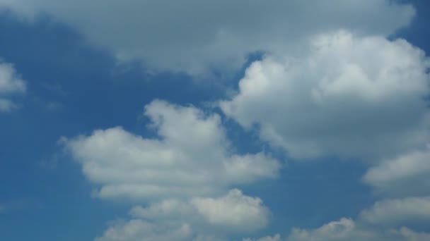 Nubes Transformadoras Cielo Azul Lapso Tiempo — Vídeos de Stock