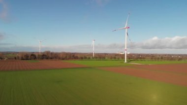 Güneşli bir kış gününde üç yel değirmenlerinin havadan görünümü