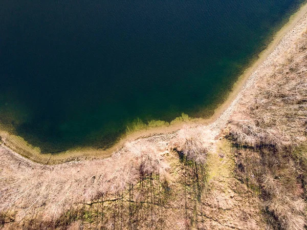 Güneşli bir gün kış aylarında bir göl kıyısı havadan görünümü