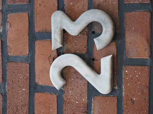 23 numaralı ev, klinker duvarındaki beyaz numaralar.