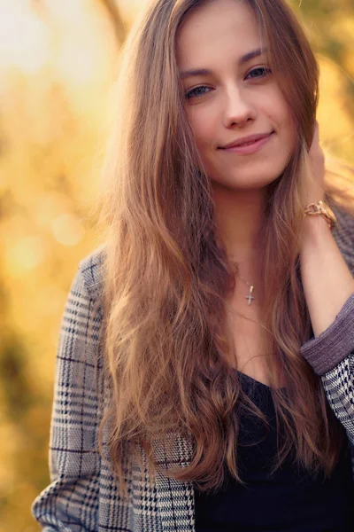 Genç Bir Kadının Portresi Sonbahar Karamsar Renkler — Stok fotoğraf