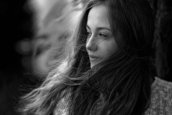 Genç Bir Kadının Portresi Sonbahar Siyah Beyaz — Stok fotoğraf