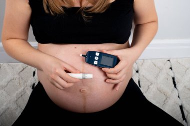 Hamile kadın gebelik diyabeti için kullanılan aletle glisemik indeksi doğruladı. Şekersiz diyet ve normal glisemik seviyeler için sağlıklı beslenme konsepti yaşam tarzı