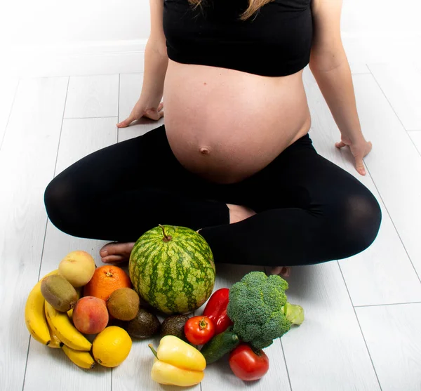 Těhotná Žena Ovocem Zeleninou Kolem Sebe Zdravý Stravovací Koncept Těhotenství — Stock fotografie