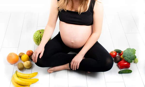 Mulher Grávida Com Frutas Legumes Seu Redor Conceito Alimentação Saudável — Fotografia de Stock