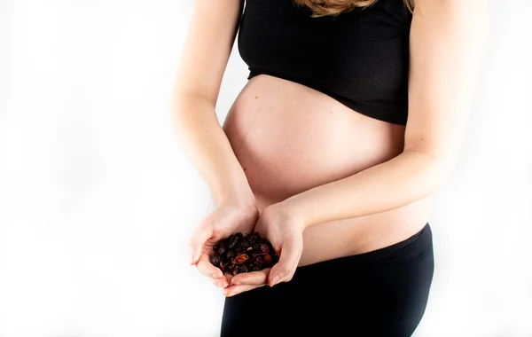 手里拿着茶叶的孕妇 健康饮食生活方式的概念 白色背景的瘦瘦妊娠模型体位G — 图库照片