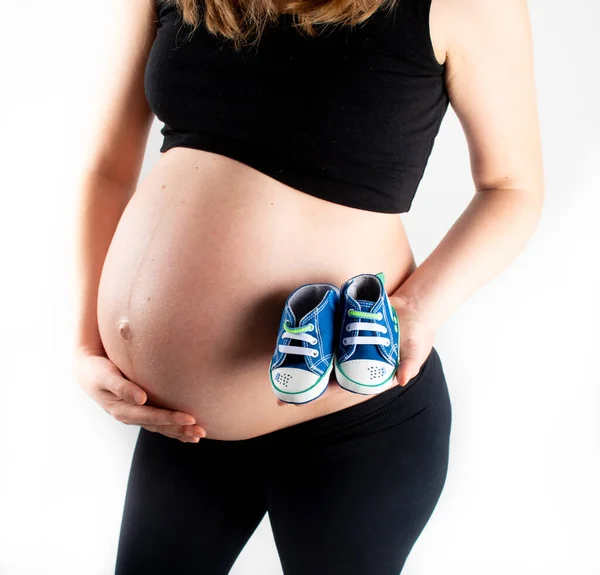 Těhotná Žena Drží Chlapečka Malé Boty Rukou Šťastné Těhotenství Očekává — Stock fotografie