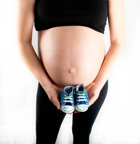 Mulher Grávida Segurando Bebê Menino Sapatos Pequenos Nas Mãos Gravidez — Fotografia de Stock