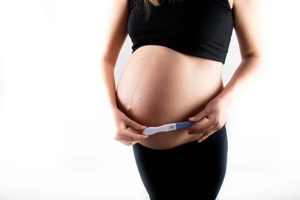 Těhotná Štíhlá Štíhlá Žena Držící Pozitivní Těhotenský Test Břiše Břicha — Stock fotografie