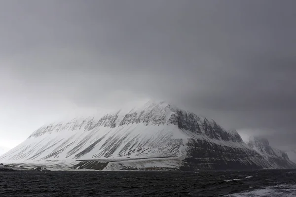Снежные Горы Пределами Лонжербьена Вид Воды Шпицберген Норвегия — стоковое фото