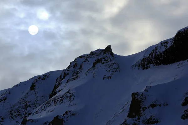 Ronde Zon Bewolkte Hemel Een Snowy Ridge Spitsbergen Noorwegen — Stockfoto