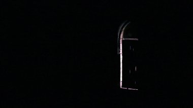 Işık, siyah artalanları parlayan ile eski ahşap kapı